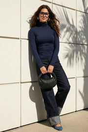 Top básico de fit ajustado, cuello alto y manga larga.