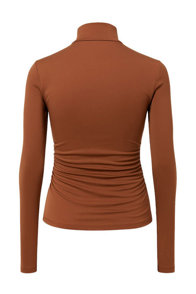 Top básico de fit ajustado, cuello alto y manga larga.