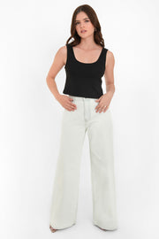 Top corto canalé básico de fit recto, sin mangas y escote redondo.