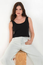 Top corto canalé básico de fit recto, sin mangas y escote redondo.