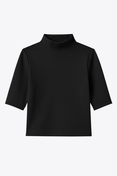 Top corto de fit recto, cuello alto seguido, manga corta, cierre posterior con botón y ojal.