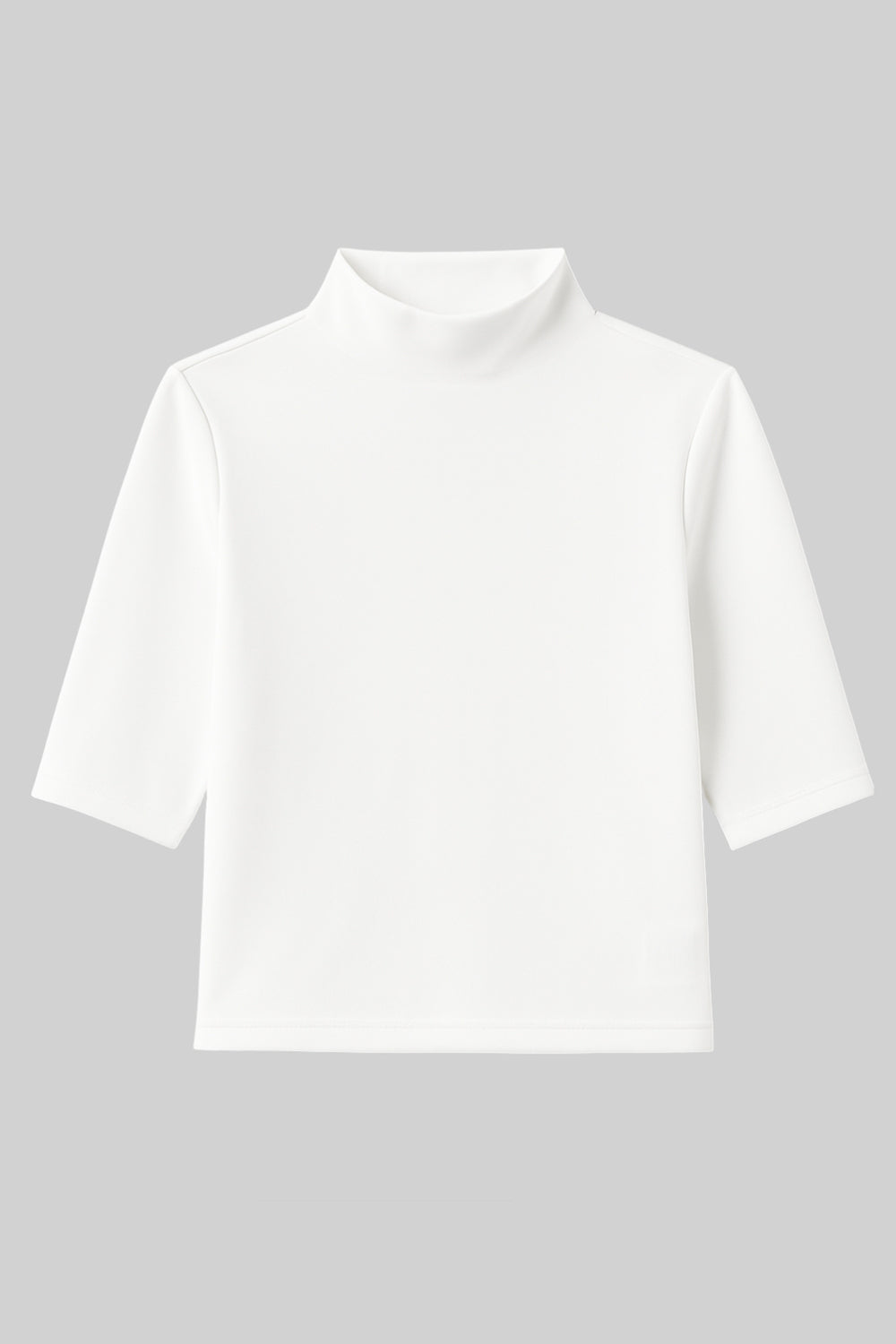 Top corto de fit recto, cuello alto seguido, manga corta, cierre posterior con botón y ojal.