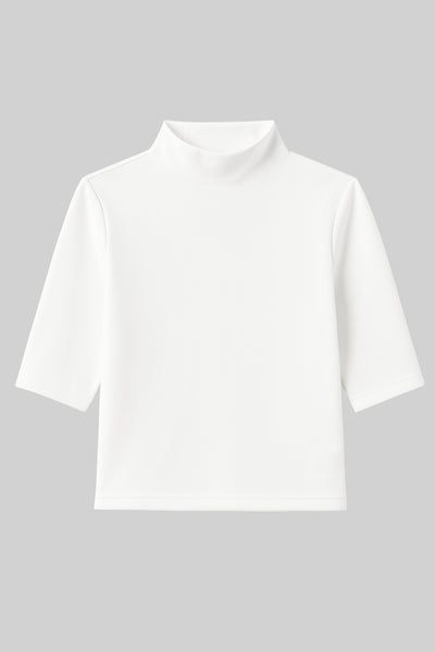 Top corto de fit recto, cuello alto seguido, manga corta, cierre posterior con botón y ojal.