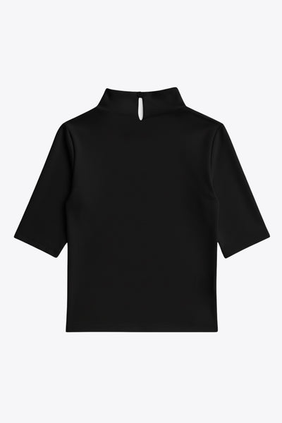 Top corto de fit recto, cuello alto seguido, manga corta, cierre posterior con botón y ojal.