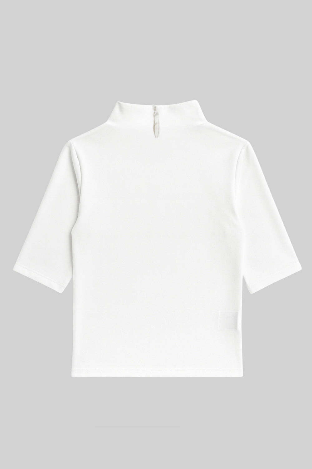 Top corto de fit recto, cuello alto seguido, manga corta, cierre posterior con botón y ojal.