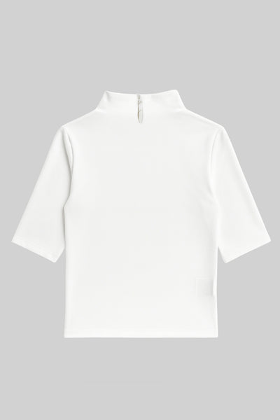 Top corto de fit recto, cuello alto seguido, manga corta, cierre posterior con botón y ojal.