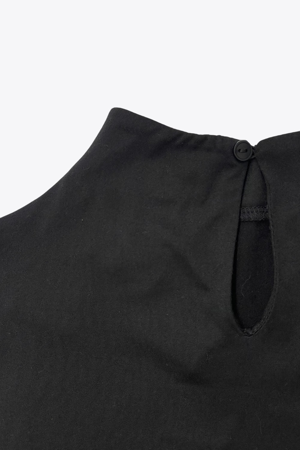 Top corto de fit recto, cuello alto seguido, manga corta, cierre posterior con botón y ojal.