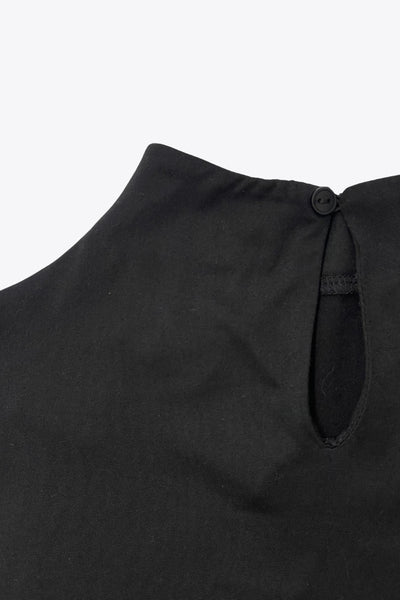 Top corto de fit recto, cuello alto seguido, manga corta, cierre posterior con botón y ojal.