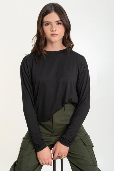 Top corto de fit ligeramente oversized, cuello redondo con rib y manga larga.