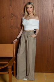 Top corto plisado de fit ajustado, escote v con cruce frontal, manga corta seguida, plisados en costados y hombros.