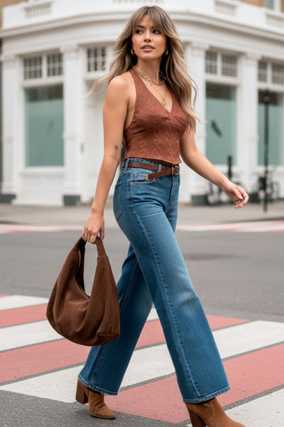 Top corto de cuello halter, lazo amarrable posterior, escote v con cortes frontales, bajo v frontal, escote en espalda y lazo amarrable posterior. Detalle de textura en tejido.