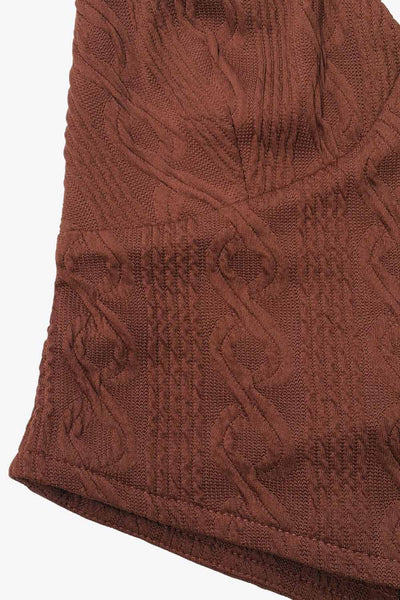 Top corto de cuello halter, lazo amarrable posterior, escote v con cortes frontales, bajo v frontal, escote en espalda y lazo amarrable posterior. Detalle de textura en tejido.