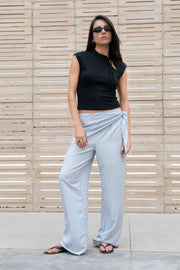 Top corto ajustado de canalé, sin mangas, cuello mao con cut out lateral y lazo amarrable.