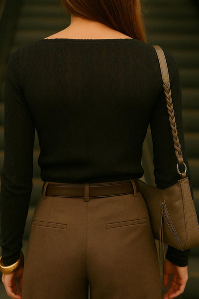 Top de encaje, fit ajustado, cuello barco, manga larga y bajo asimétrico.