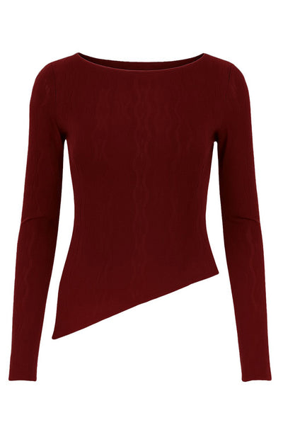 Top de encaje, fit ajustado, cuello barco, manga larga y bajo asimétrico.