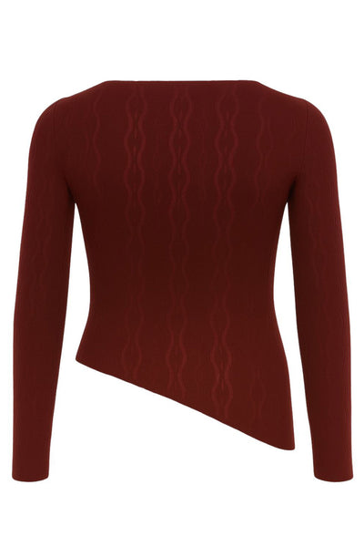 Top de encaje, fit ajustado, cuello barco, manga larga y bajo asimétrico.