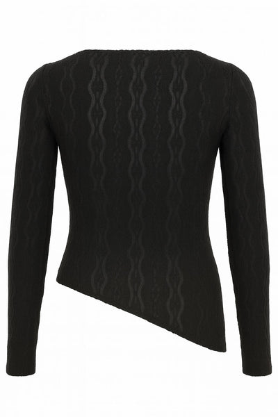 Top de encaje, fit ajustado, cuello barco, manga larga y bajo asimétrico.