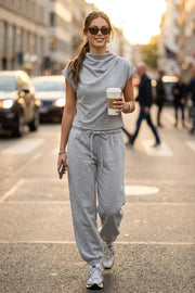 Top corto de fit recto, manga corta y cuello mock seguidos con plisados en hombro.