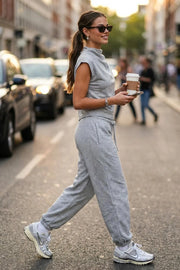 Top corto de fit recto, manga corta y cuello mock seguidos con plisados en hombro.