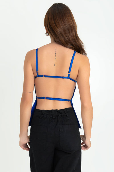 Top de fit ajustado, cuello halter, tirantes delgados ajustables y escote espalda con tirante elástico.