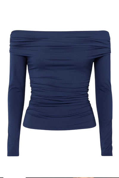 Top de fit ajustado, hombros descubiertos, escote recto y manga larga seguida con plisados laterales. Detalle de plisados en costados.