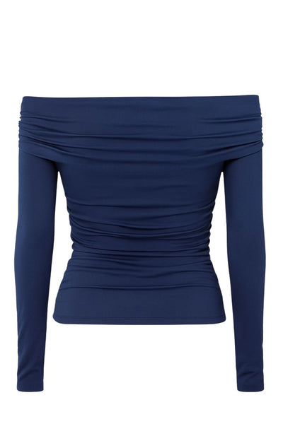 Top de fit ajustado, hombros descubiertos, escote recto y manga larga seguida con plisados laterales. Detalle de plisados en costados.