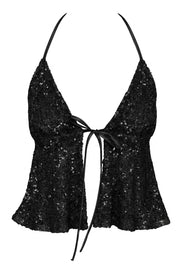 Top corto de lentejuelas, escote v con lazo amarrable frontal, rib elástico en espalda, tirantes halter con lazo amarrable posterior y abertura frontal en bajo. Detalle de peplum olanes en bajo.