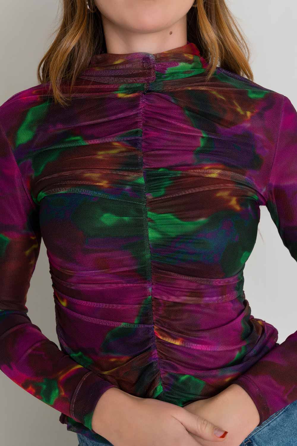 Top de mesh, estampado abstracto, cuello mock seguido, manga larga, plisado frontal y posterior.