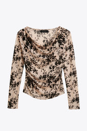 Top de mesh con estampado floral, hombros descubiertos, escote recto con plisados y manga larga. Detalle de rib en bordes.