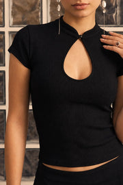 Top canalé de fit ajustado, sin mangas, cuello mao con lazo amarrable lateral y cut out frontal.