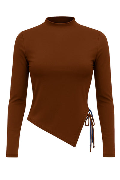 Top corto de fit ajustado, cuello mock seguido, manga larga y bajo diagonal asimétrico con jareta lateral ajustable.
