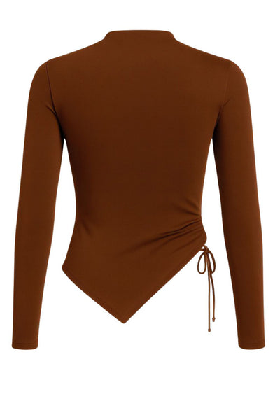 Top corto de fit ajustado, cuello mock seguido, manga larga y bajo diagonal asimétrico con jareta lateral ajustable.