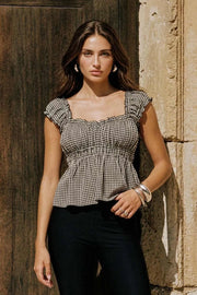 Top corto estampado de escote v redondeado y manga corta con rib elástico y olanes en borde, elástico en cintura y peplum con olanes en bajo.