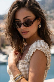 Top corto estampado de escote v redondeado y manga corta con rib elástico y olanes en borde, elástico en cintura y peplum con olanes en bajo.