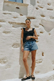 Top corto de escote v redondeado y manga corta con rib elástico y olanes en borde, elástico en cintura y peplum con olanes en bajo.