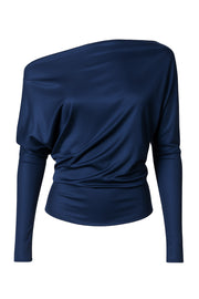 Top satinado de cuello diagonal asimétrico con hombro descubierto y manga larga seguida.