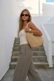 Top básico de fit ajustado, corte frontal con plisados en costados, escote redondeado y tirantes delgados ajustables.