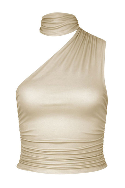 Top metálico asimétrico, de fit ajustado, detalles plisados laterales y en hombro, sin mangas, un hombro, escote diagonal y choker con plisados. Cierre posterior con botón y ojal.