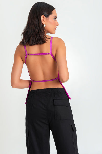 Top de fit ajustado, cuello halter, tirantes delgados ajustables y escote espalda.