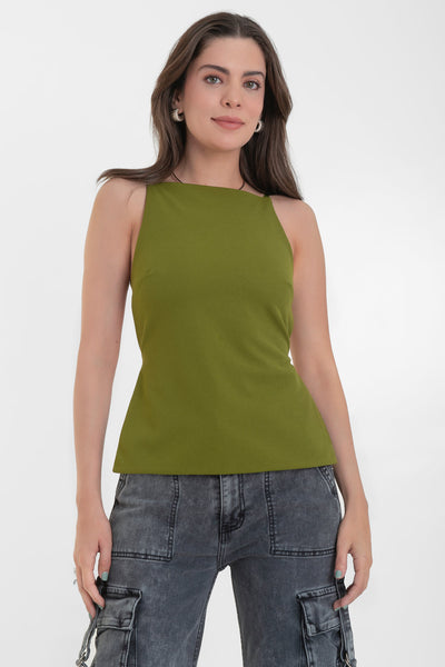 Blusa corta satinada de fit ajustado, cuello barco, sin mangas, plisado en costados y escote en espalda. Cierre posterior con lazo amarrable en bajo.