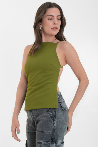 Blusa corta satinada de fit ajustado, cuello barco, sin mangas, plisado en costados y escote en espalda. Cierre posterior con lazo amarrable en bajo.