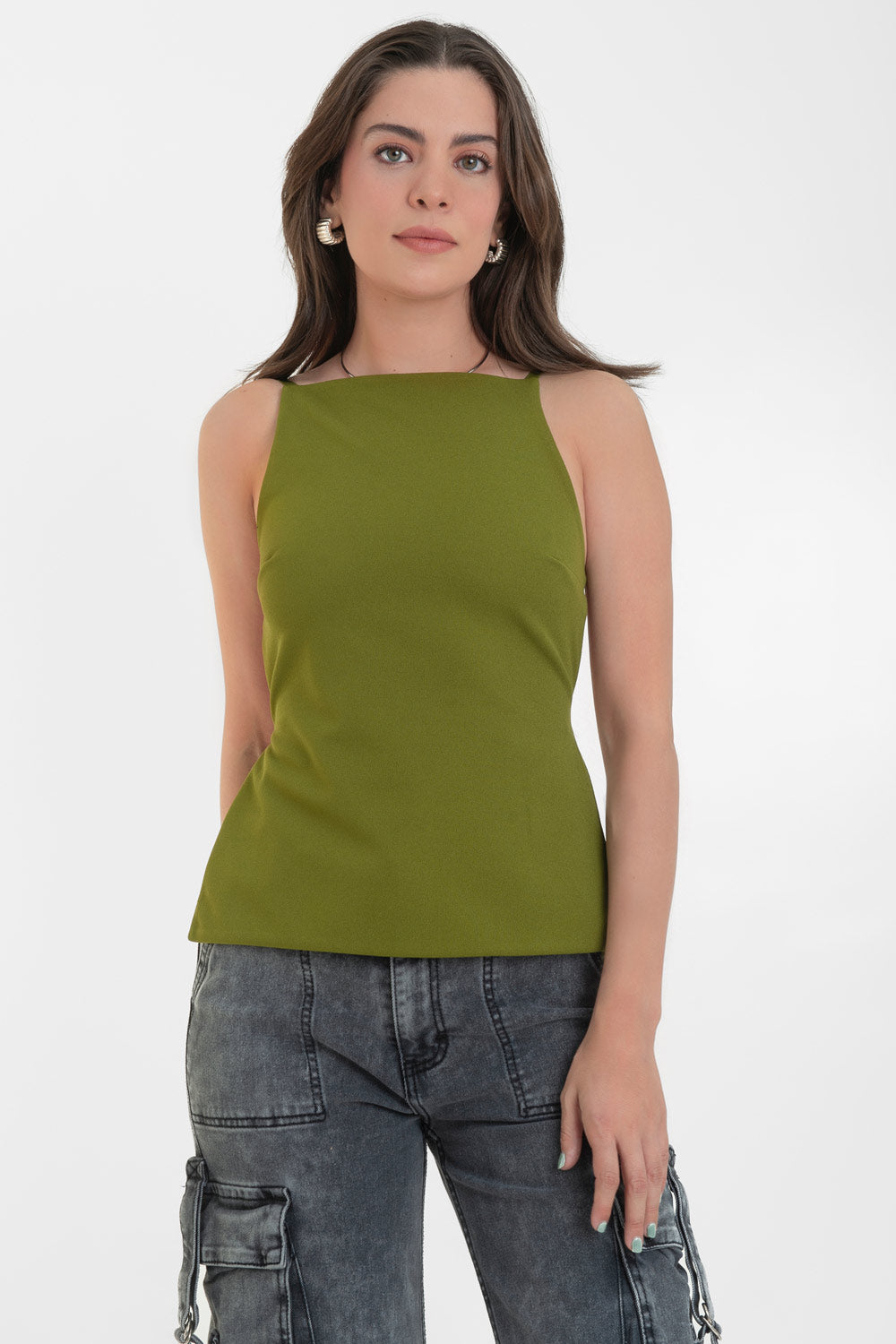 Blusa corta satinada de fit ajustado, cuello barco, sin mangas, plisado en costados y escote en espalda. Cierre posterior con lazo amarrable en bajo.