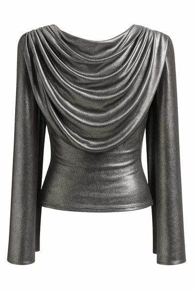 Top metálico de fit ajustado, sin mangas, cuello redondo y detalle decorativo frontal con plisados en hombros.