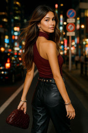 Top satinado asimétrico, de fit ajustado, detalles plisados laterales y en hombro, sin mangas, un hombro, escote diagonal y choker con plisados. Cierre posterior con botón y ojal.