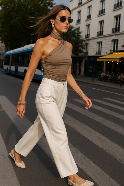 Top satinado asimétrico, de fit ajustado, detalles plisados laterales y en hombro, sin mangas, un hombro, escote diagonal y choker con plisados. Cierre posterior con botón y ojal.