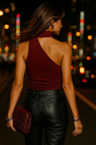 Top satinado asimétrico, de fit ajustado, detalles plisados laterales y en hombro, sin mangas, un hombro, escote diagonal y choker con plisados. Cierre posterior con botón y ojal.