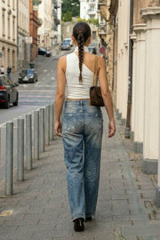 Top satinado asimétrico, de fit ajustado, detalles plisados laterales y en hombro, sin mangas, un hombro, escote diagonal y choker con plisados. Cierre posterior con botón y ojal.
