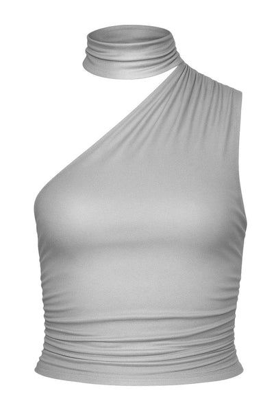 Top satinado asimétrico, de fit ajustado, detalles plisados laterales y en hombro, sin mangas, un hombro, escote diagonal y choker con plisados. Cierre posterior con botón y ojal.