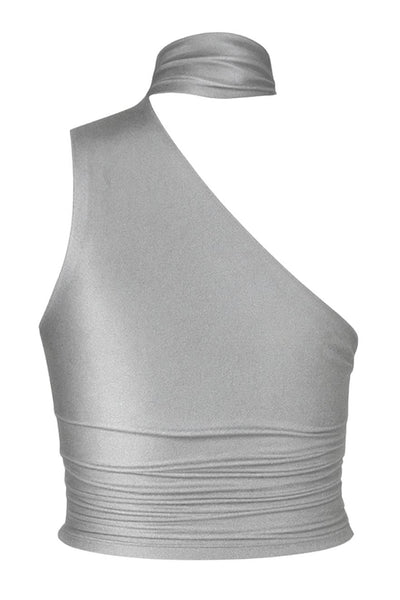 Top satinado asimétrico, de fit ajustado, detalles plisados laterales y en hombro, sin mangas, un hombro, escote diagonal y choker con plisados. Cierre posterior con botón y ojal.