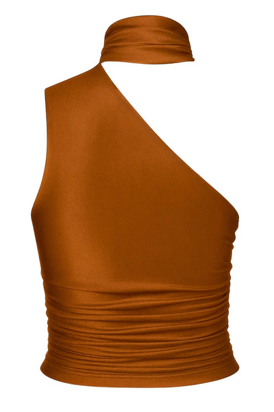 Top satinado asimétrico, de fit ajustado, detalles plisados laterales y en hombro, sin mangas, un hombro, escote diagonal y choker con plisados. Cierre posterior con botón y ojal.